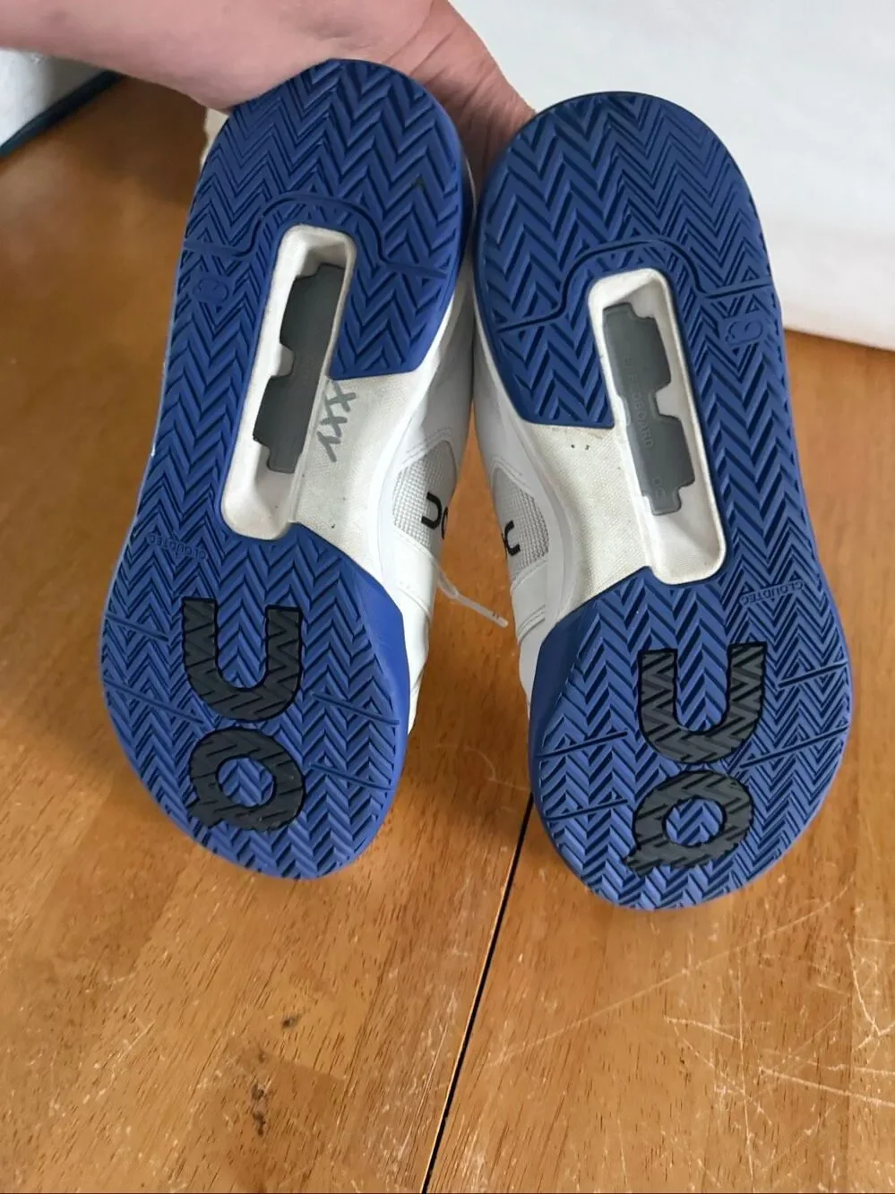 On Cloud On The Roger Advantage Tennis Shoes White Blue Women’s Size 7